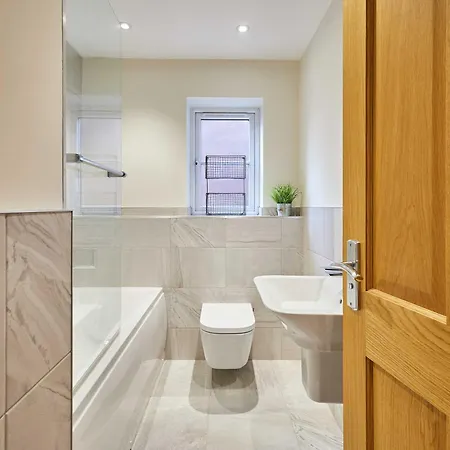 Host & - Foss Court *