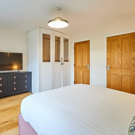 Host & - Foss Court York